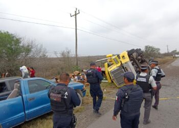Guardia Estatal atiende volcadura de tráiler cargado de pepinos.