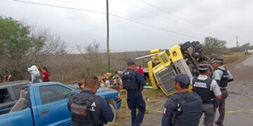 Guardia Estatal atiende volcadura de tráiler cargado de pepinos.