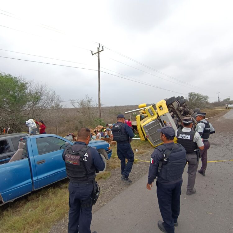 Guardia Estatal atiende volcadura de tráiler cargado de pepinos.