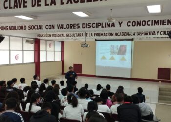 Previenen delitos cibernéticos entre estudiantes de preparatoria