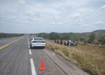 Guardia Estatal atiende volcadura de camioneta en Carretera Federal 180