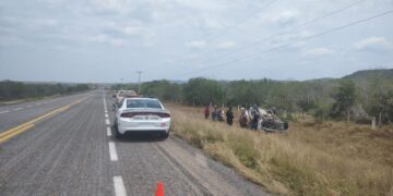 Guardia Estatal atiende volcadura de camioneta en Carretera Federal 180