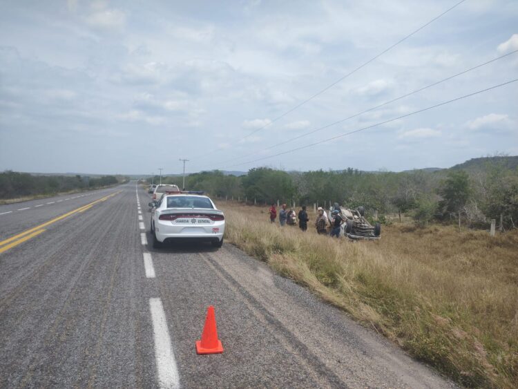 Guardia Estatal atiende volcadura de camioneta en Carretera Federal 180