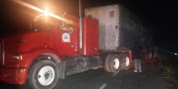 Tráiler derrapa y pierde remolque en Carretera Federal 85