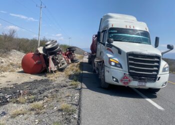 Guardia Estatal auxilia a pipa volcada en Carretera Federal 101