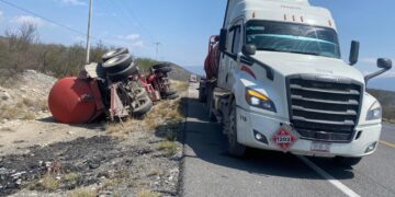 Guardia Estatal auxilia a pipa volcada en Carretera Federal 101