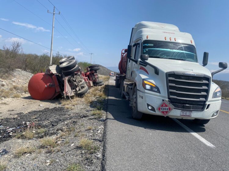 Guardia Estatal auxilia a pipa volcada en Carretera Federal 101