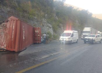 Alerta: Circulación obstruida en Carretera Rumbo Nuevo por desprendimiento de contenedor