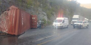 Alerta: Circulación obstruida en Carretera Rumbo Nuevo por desprendimiento de contenedor