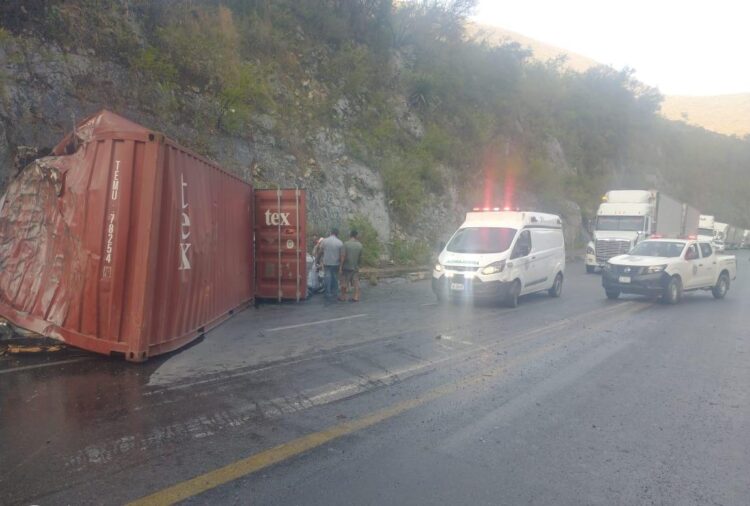 Alerta: Circulación obstruida en Carretera Rumbo Nuevo por desprendimiento de contenedor