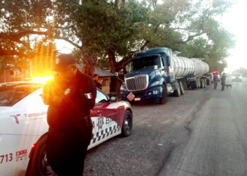 Guardia Estatal previene volcadura de tráiler con pipa doble remolque cargada de gasolina