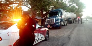 Guardia Estatal previene volcadura de tráiler con pipa doble remolque cargada de gasolina