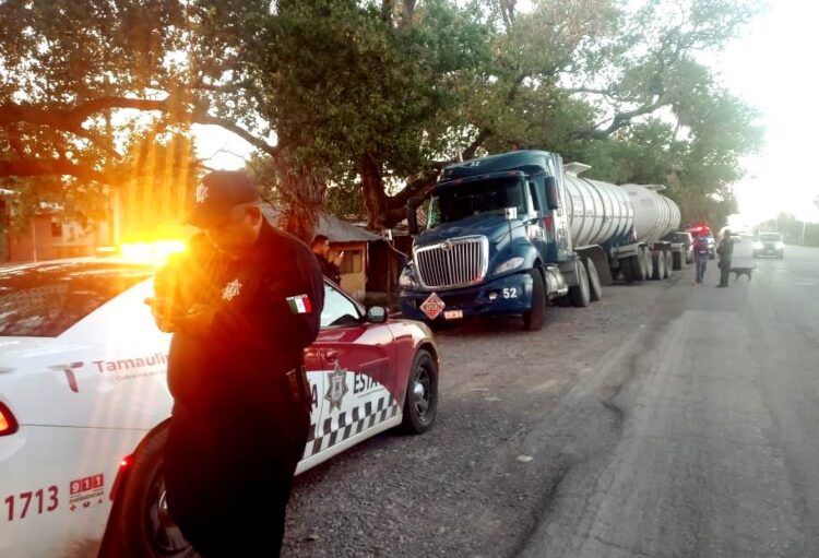 Guardia Estatal previene volcadura de tráiler con pipa doble remolque cargada de gasolina