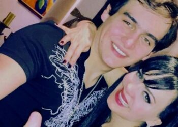 Maribel Guardia muestra la urna de Julián Figueroa y el lugar donde descansarán sus cenizas