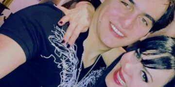 Maribel Guardia muestra la urna de Julián Figueroa y el lugar donde descansarán sus cenizas