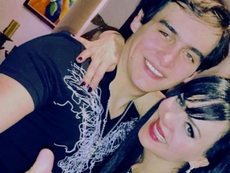 Maribel Guardia muestra la urna de Julián Figueroa y el lugar donde descansarán sus cenizas