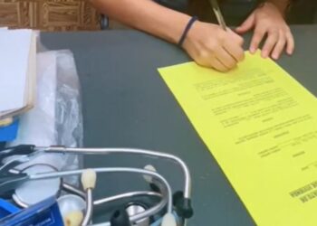 Pareja firma un contrato para evitar que se pongan los cuernos: “Ser infiel sale caro”