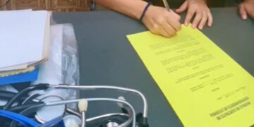 Pareja firma un contrato para evitar que se pongan los cuernos: “Ser infiel sale caro”