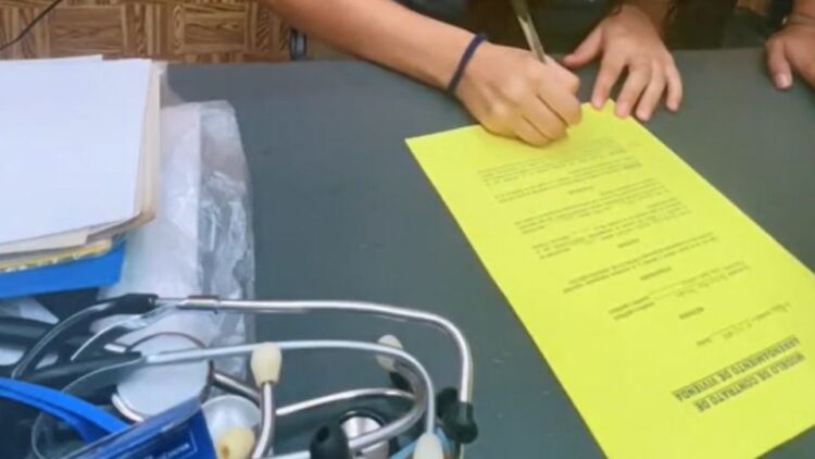 Pareja firma un contrato para evitar que se pongan los cuernos: “Ser infiel sale caro”