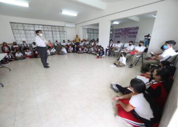 Concientizan a Estudiantes sobre el Cuidado del Planeta