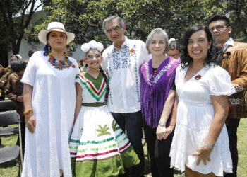Festejan el Gobernador y la Dra. María a niñas y niños de Casa Hogar en Los Pinos