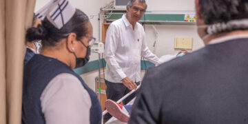 Visita el gobernador el HG tras conato de incendio;  ofrece a pacientes atención inmediata