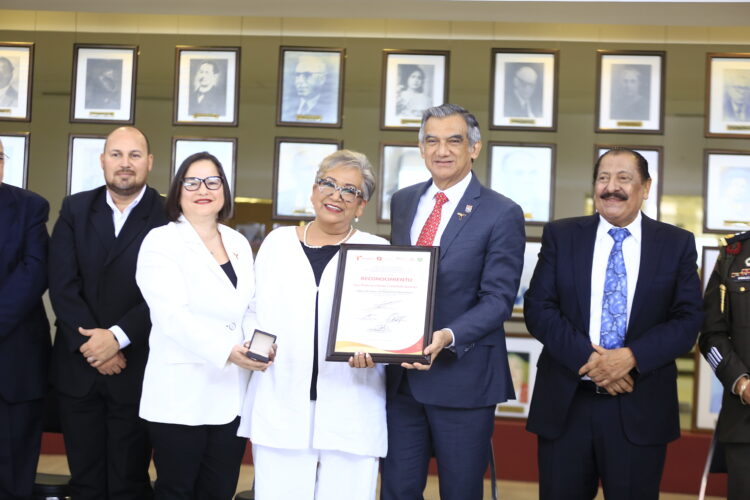 Es Américo un amigo de los maestros