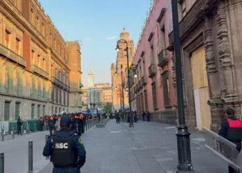 Tensa mañana en el Zócalo: maestros de la CNTE intentaron ingresar a Palacio Nacional