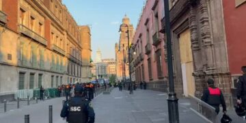 Tensa mañana en el Zócalo: maestros de la CNTE intentaron ingresar a Palacio Nacional