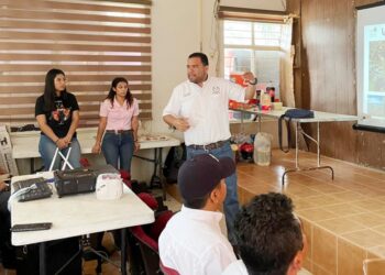 Colabora UAT en sensibilizar a productores rurales sobre la interacción del ganado y carnívoros silvestres