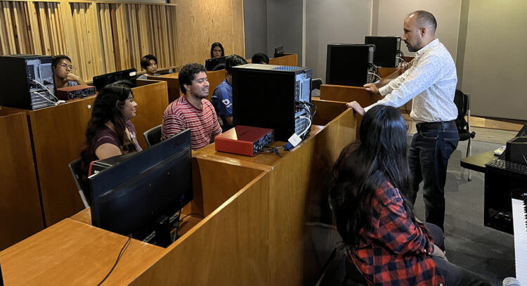 Imparten clase magistral en la Facultad de Música de la UAT