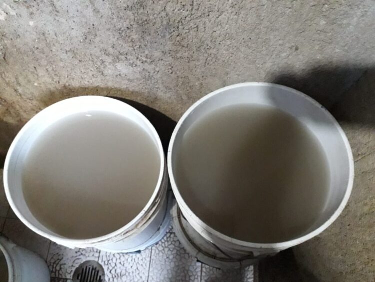 Denuncian habitantes de ciudad victoria, que el suministro de agua en varias colonias llega revuelta, lo que evita el uso doméstico en los hogares.