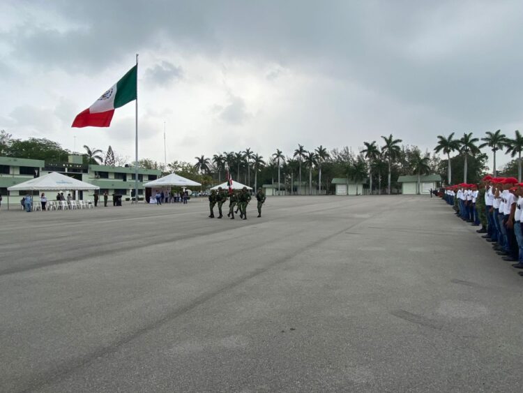 Toman protesta de bandera personal de los soldados del SMN en Tampico