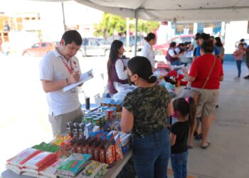Vacunan y apoyan a la Ciudadania con Donación de Ropa y Alimentos No Peresederos