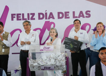 Consienten Américo y María a miles de mamás en su día