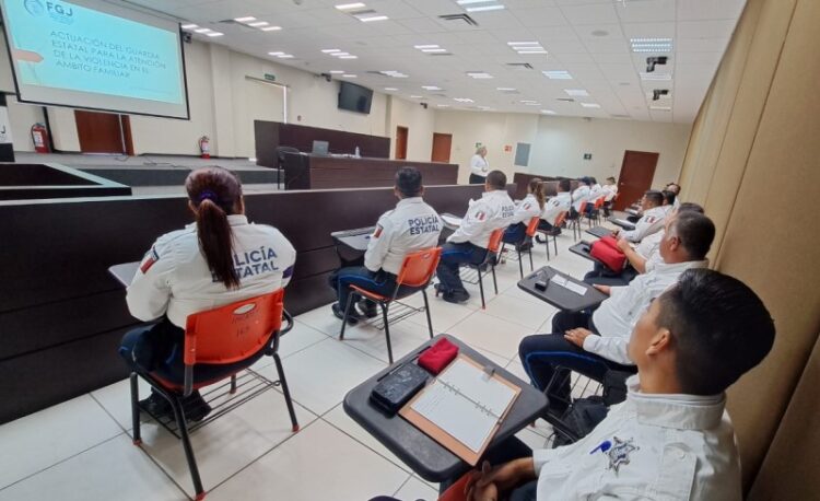 Capacitan a elementos de la Guardia Estatal de Género