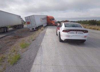 Guardia Estatal auxilia a conductor de tráiler que derrapó en Nuevo Laredo