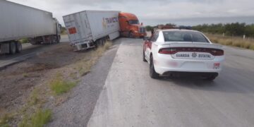 Guardia Estatal auxilia a conductor de tráiler que derrapó en Nuevo Laredo
