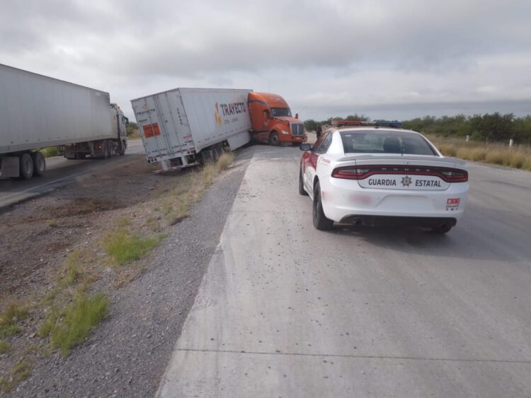 Guardia Estatal auxilia a conductor de tráiler que derrapó en Nuevo Laredo