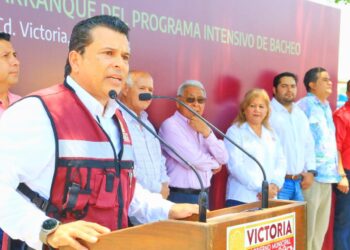 Arranca alcalde intenso programa de bacheo en Victoria