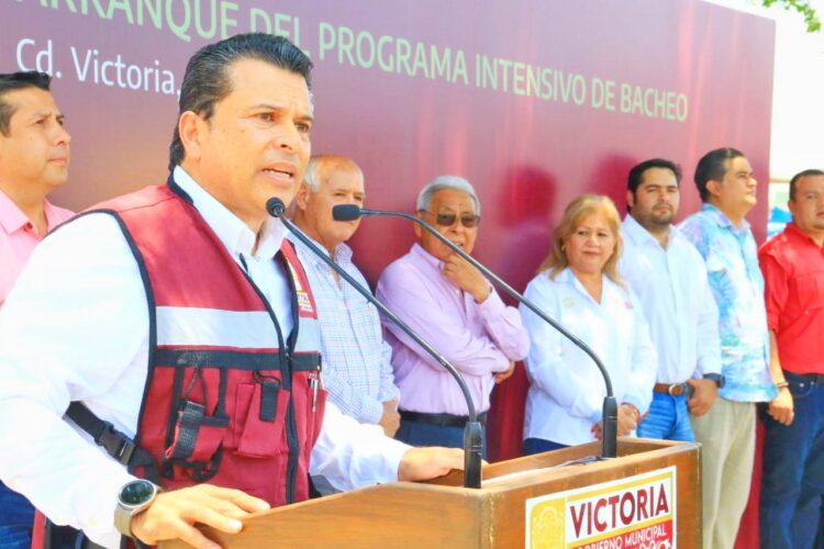 Arranca alcalde intenso programa de bacheo en Victoria