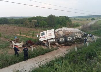 Guardia Estatal auxilia a lesionado por volcadura de pipa