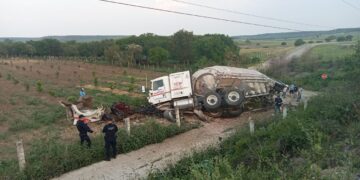 Guardia Estatal auxilia a lesionado por volcadura de pipa