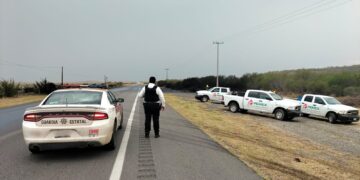 Alerta: Circulación cerrada por fuga de combustible en Carretera Federal 83