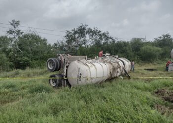 Guardia Estatal atiende volcadura de cisterna cargada de combustible