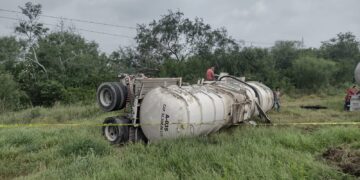 Guardia Estatal atiende volcadura de cisterna cargada de combustible