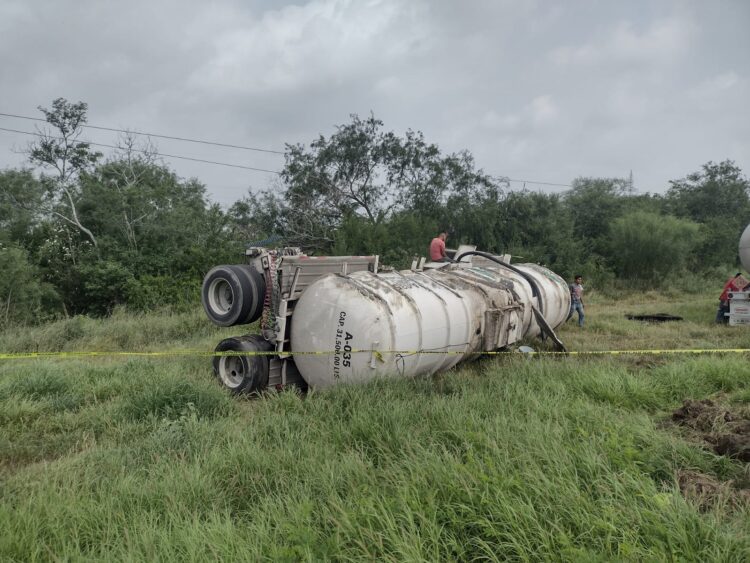 Guardia Estatal atiende volcadura de cisterna cargada de combustible