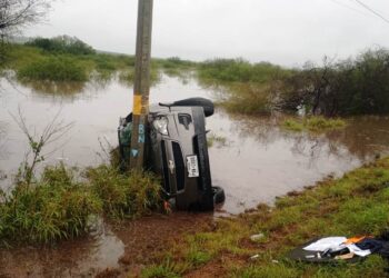 Volcadura en la carretera 101 por El Encinal.