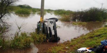 Volcadura en la carretera 101 por El Encinal.