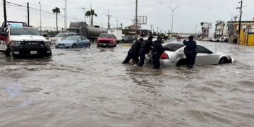 Se inundan colonias de Matamoros, decenas se quedan varados